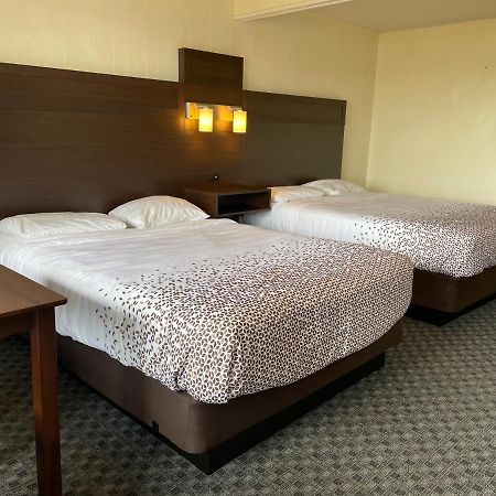 Holiday Motel Westport Bagian luar foto
