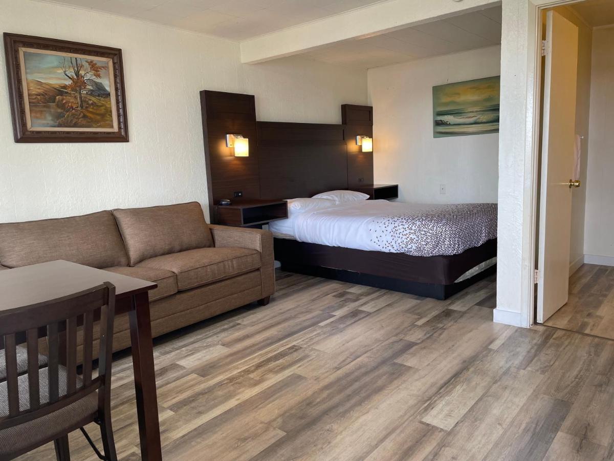 Holiday Motel Westport Bagian luar foto
