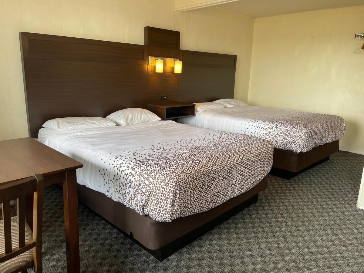 Holiday Motel Westport Bagian luar foto